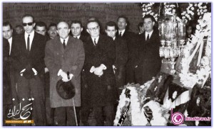 هویدا در مراسم تشییع جنازه منصور