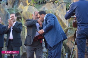 شهرداری که در میان هزاران نفر دست کارگر شهرداری را بوسید