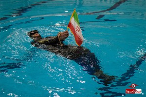 شنا با دست و پای بسته به یاد شهدای غواص+تصاویر